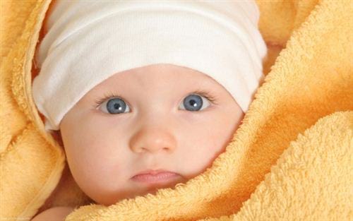 Bức tranh về bé trai dễ thương, tạo nên hình ảnh của một baby boy dễ thương