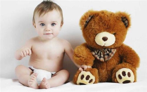 Bức tranh về bé trai dễ thương, tạo nên hình ảnh của một baby boy dễ thương