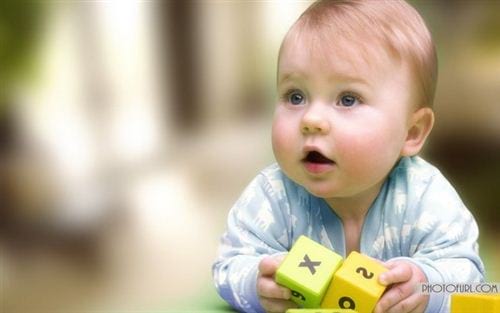 Bức tranh về bé trai dễ thương, tạo nên hình ảnh của một baby boy dễ thương