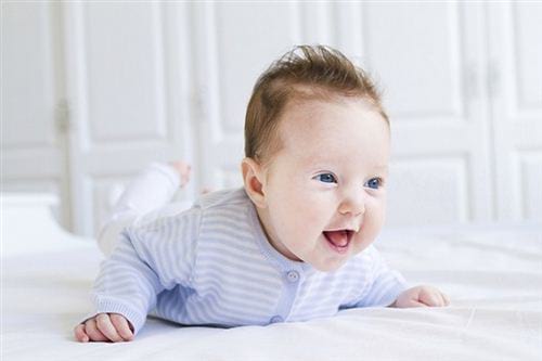 Bức tranh về bé trai dễ thương, tạo nên hình ảnh của một baby boy dễ thương